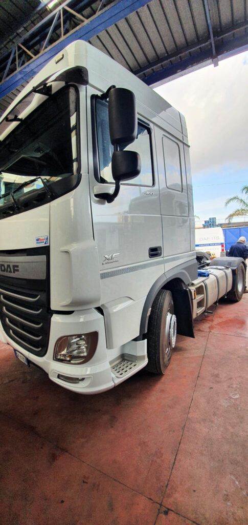 truck XF460SLH FK818SN 28936