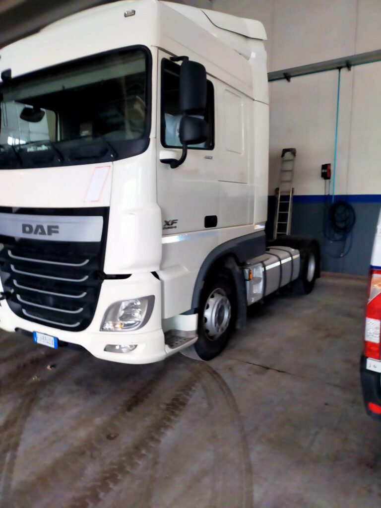 truck XF460SLH FJ334DA 32145